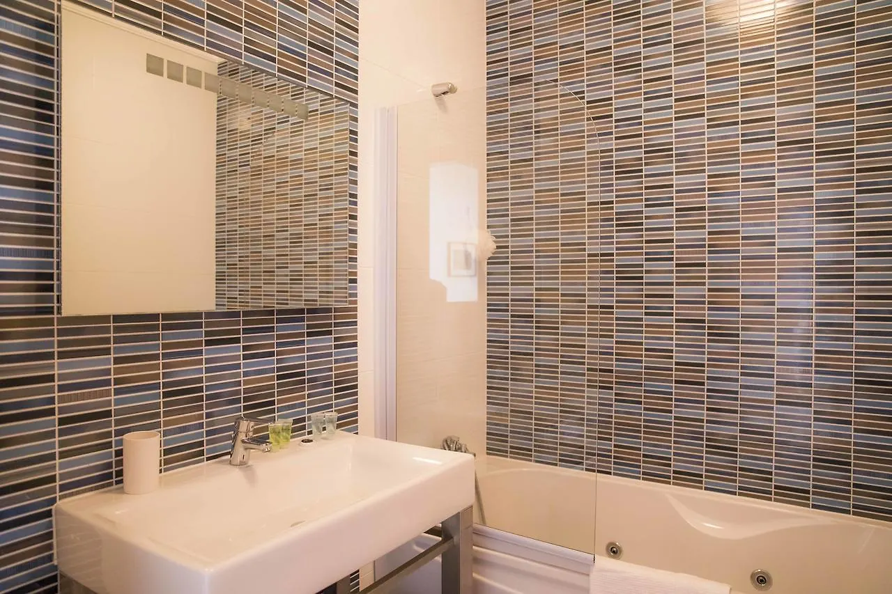 C02 - Luxury 3 Bed With Pool View Apartment